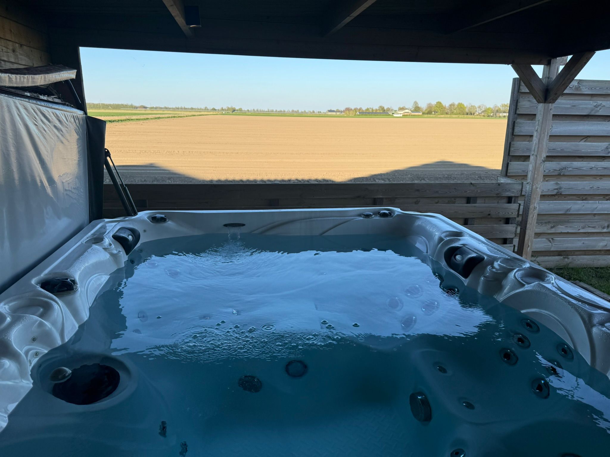 Jacuzzi met wijds uitzicht over de Flevolandse landerijen